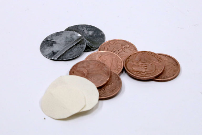 moedas de cobre e discos de zinco