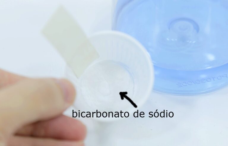 Coloque bicarbonato de sódio no copo de café.
